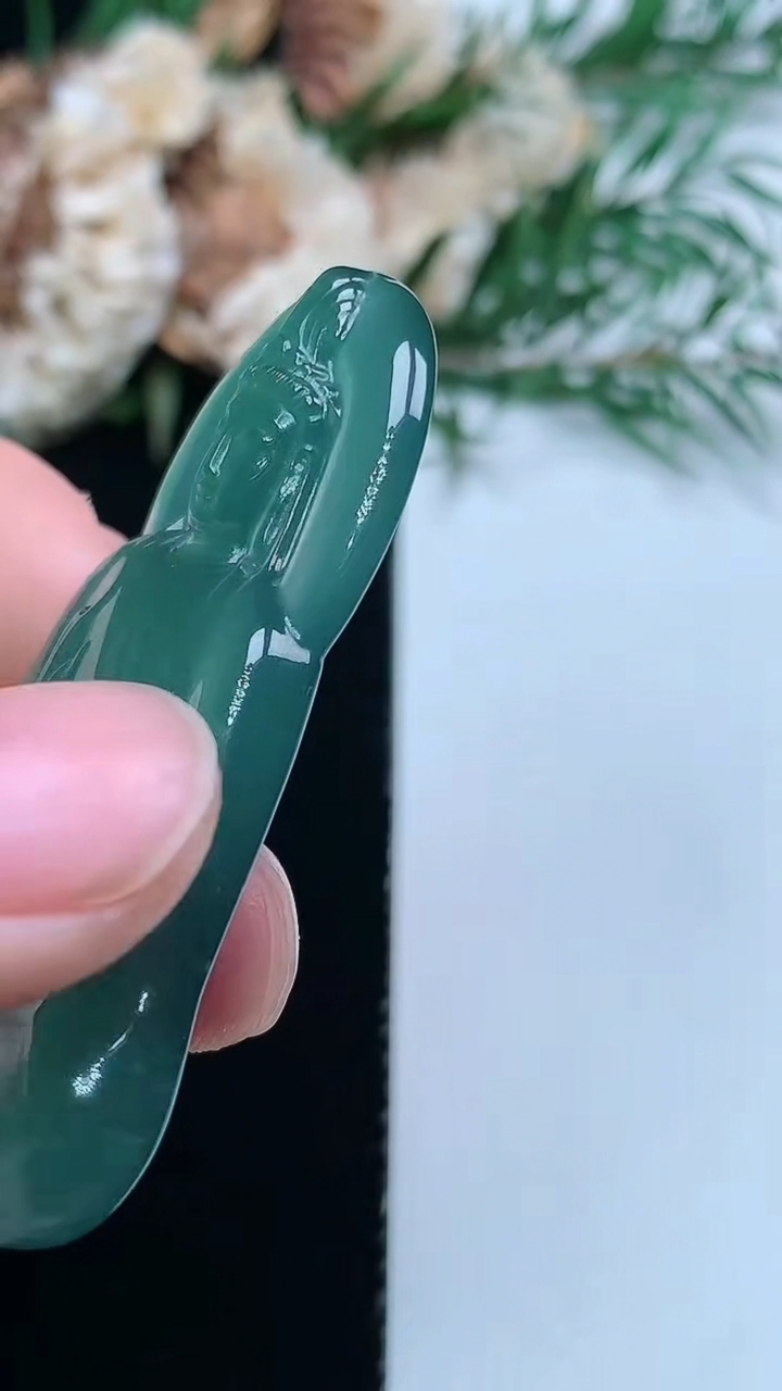 天然A货翡翠蓝水素衣观音吊坠，尺寸50-30.6-4.8，重量:13.01g
3月31日