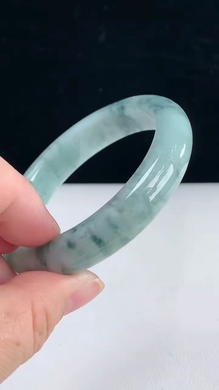 圈口55-56翡翠a货飘花宽边手镯尺寸55.5-12-8.8重:56.18g 2863月31日