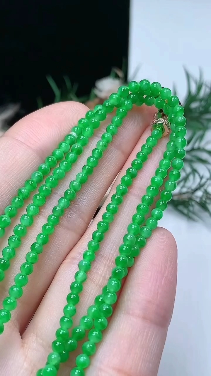 天然A货翡翠小米珠项链，尺寸2.7-206颗，重量:8.04g3月31日
工厂直销收藏佳品,种好水足，色泽均匀，有种有色，上手高大气！