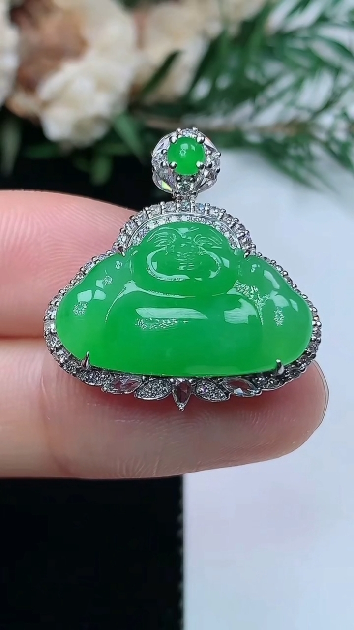 天然A货翡翠佛公吊坠，尺寸24.7-23.5-9.8，裸石12.8-21，重量:5.46g
3月31