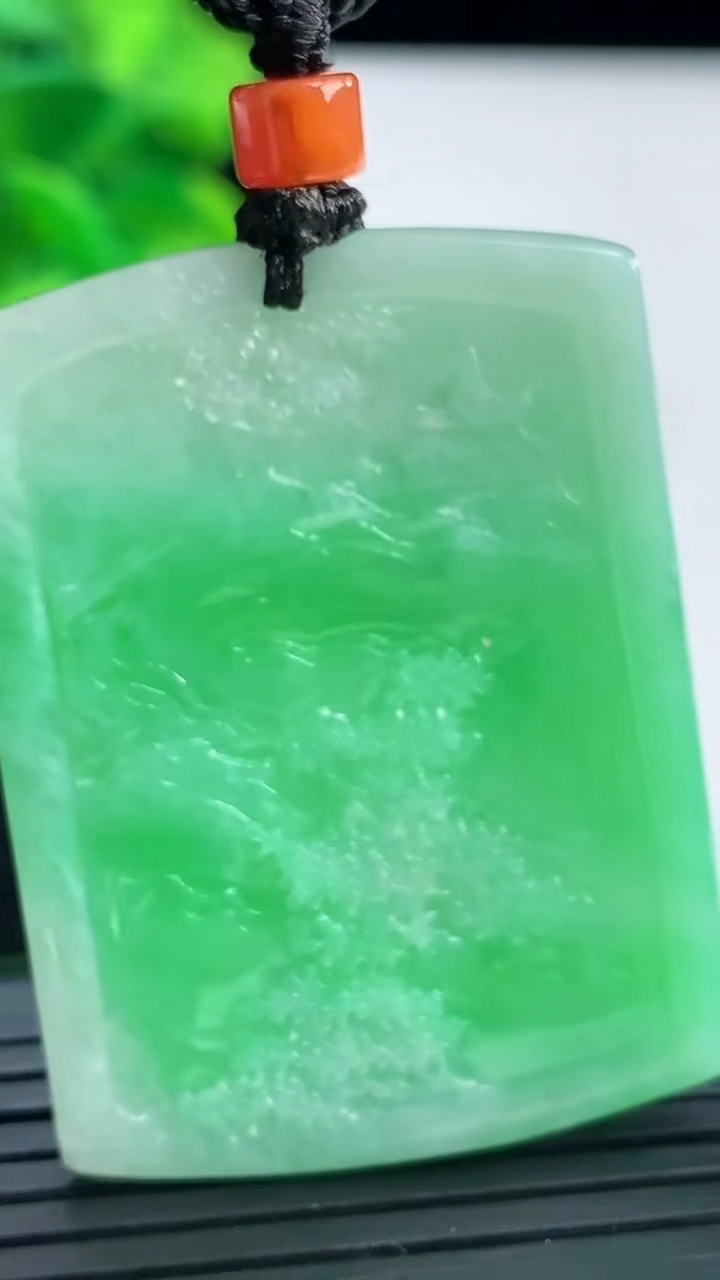 天然A货翡翠山水牌吊坠尺寸45.8-34.2-6.4重量:28.19g
3月31日