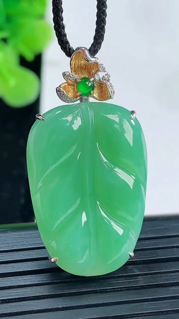 天然A货翡翠金枝玉叶 叶子吊坠尺寸35.4-18.7-6.9重量:7.03g
3月31日