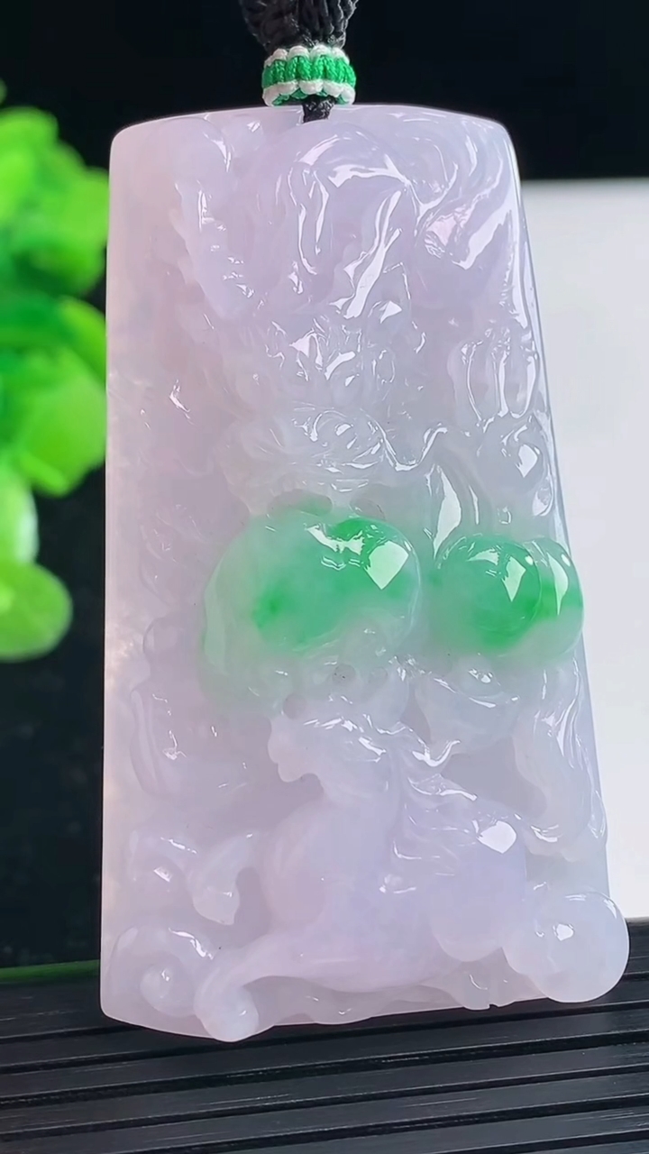 天然A货翡翠龙马精神吊坠尺寸57.2-31.8-12.6重量:38.90g
3月31日