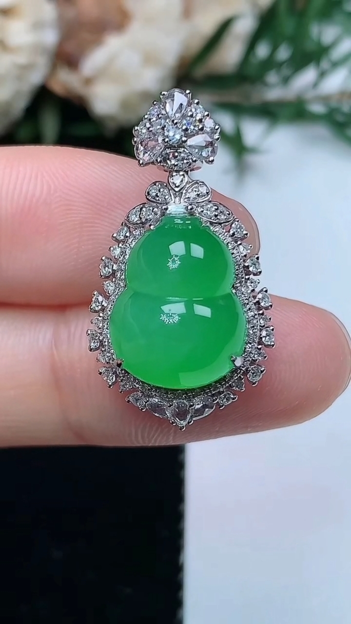 天然A货翡翠葫芦吊坠，尺寸26.9-15-11.8，裸石13.4-10.6，重量:4.18g
3月3