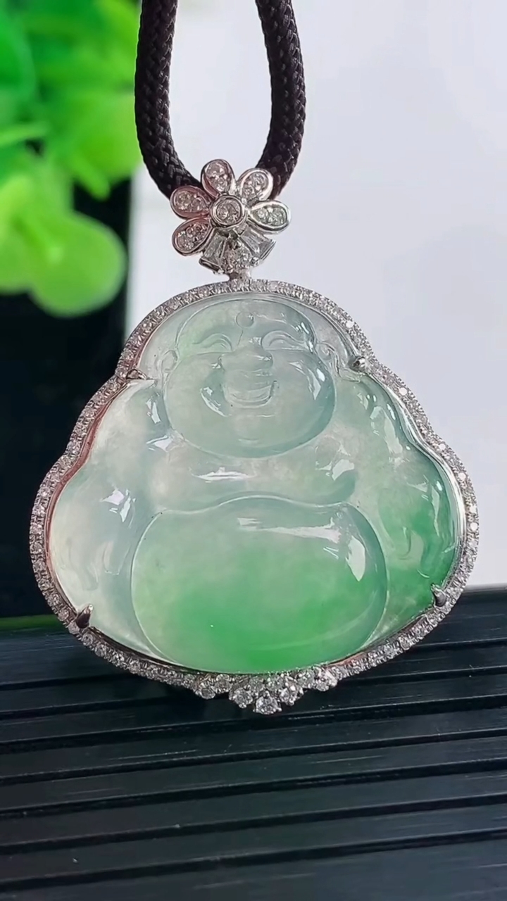 天然A货翡翠佛公吊坠尺寸35.6-29.4-8.5重量:6.76g
3月31日