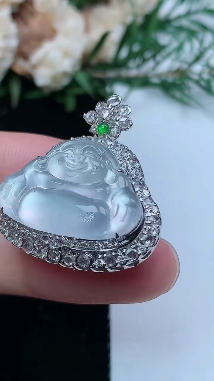 天然A货翡翠白冰佛公吊坠，尺寸28-25.8-12.3，裸石14.5-22，重量:6.88g
3月31日