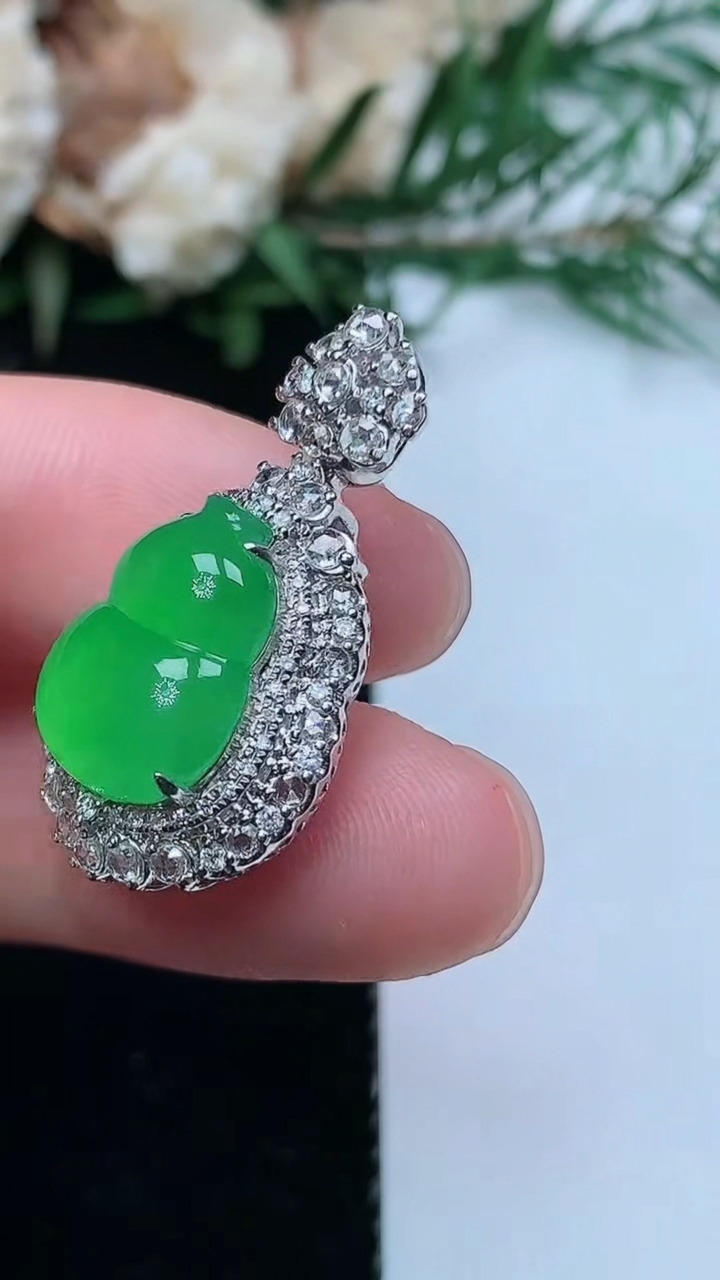 天然A货翡翠葫芦吊坠，尺寸27.2-15-10.8，裸石13-9.8，重量:4.17g
3月31日