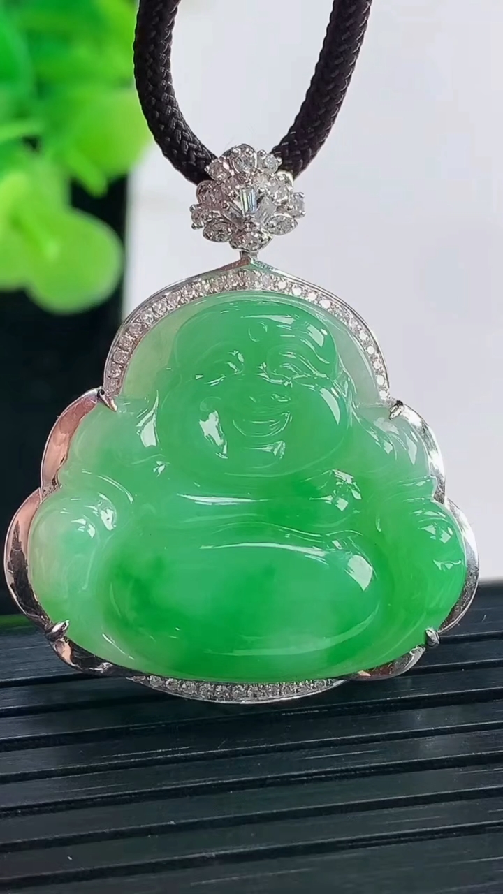 天然A货翡翠佛公吊坠尺寸35.2-29.9-8.7裸石24-26.7重量:7.53g
3月31日