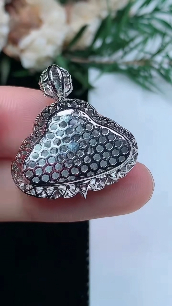 天然A货翡翠佛公吊坠，尺寸24.7-23.5-9.8，裸石12.8-21，重量:5.46g
3月31日