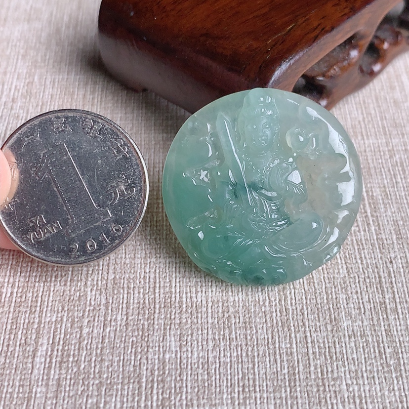 天然A货翡翠飘花虚空藏菩萨吊坠 
尺寸31.8-6.6mm 重量12.88g 0329