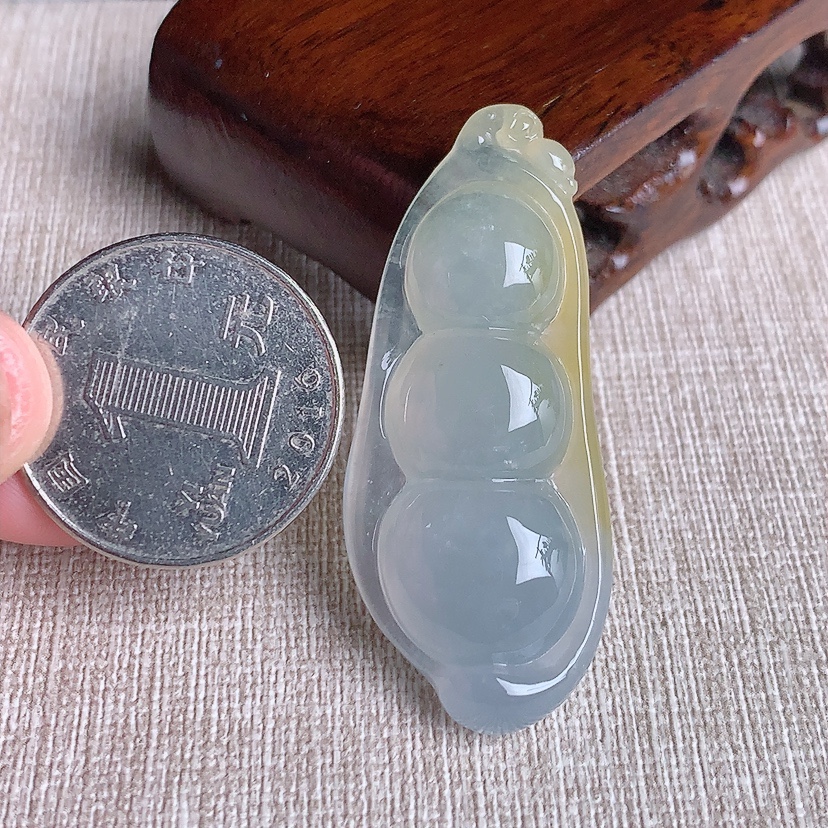 天然A货翡翠飘黄翡福豆平安豆四季豆吊坠 
尺寸47.2-20-8.3mm 重量12.06g 0329