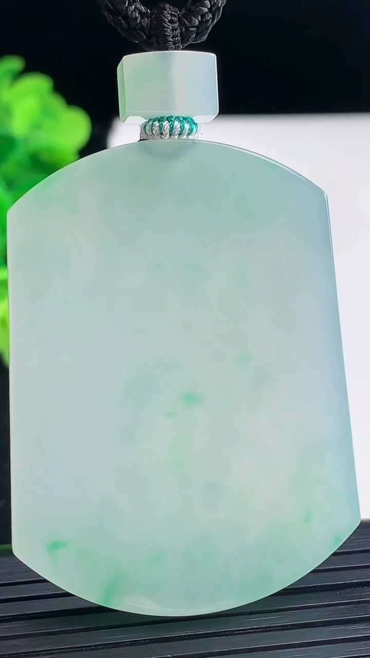 天然A货翡翠无事牌吊坠尺寸51-38.1-5.7重量:39.57g
3月31日