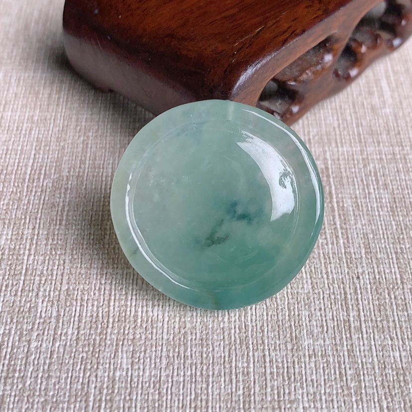 天然A货翡翠飘花虚空藏菩萨吊坠 
尺寸31.8-6.6mm 重量12.88g 0329