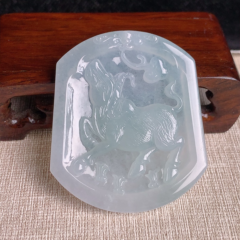 天然A货翡翠晴水生肖牛吊坠 
尺寸53.8-46-5.8mm 重量29.86g 0329