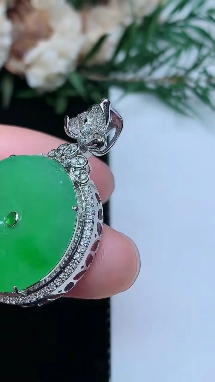 天然A货翡翠平安扣吊坠，尺寸34-23.4-8.3，裸石20.8，重量:6.56g
3月31日