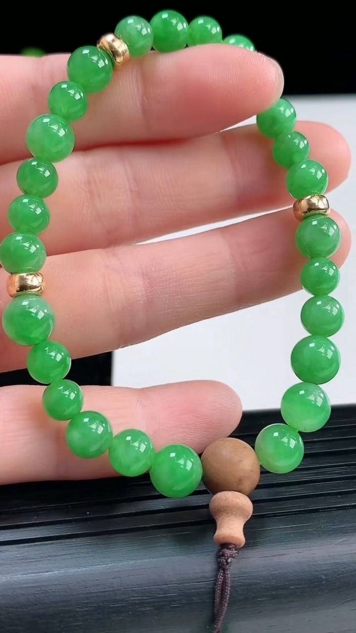 天然A货翡翠圆珠手串尺寸6.2-26颗重量:12.48g3月31日
工厂直销收藏佳品,种好水足，色泽均匀，有种有色，上手高大气！