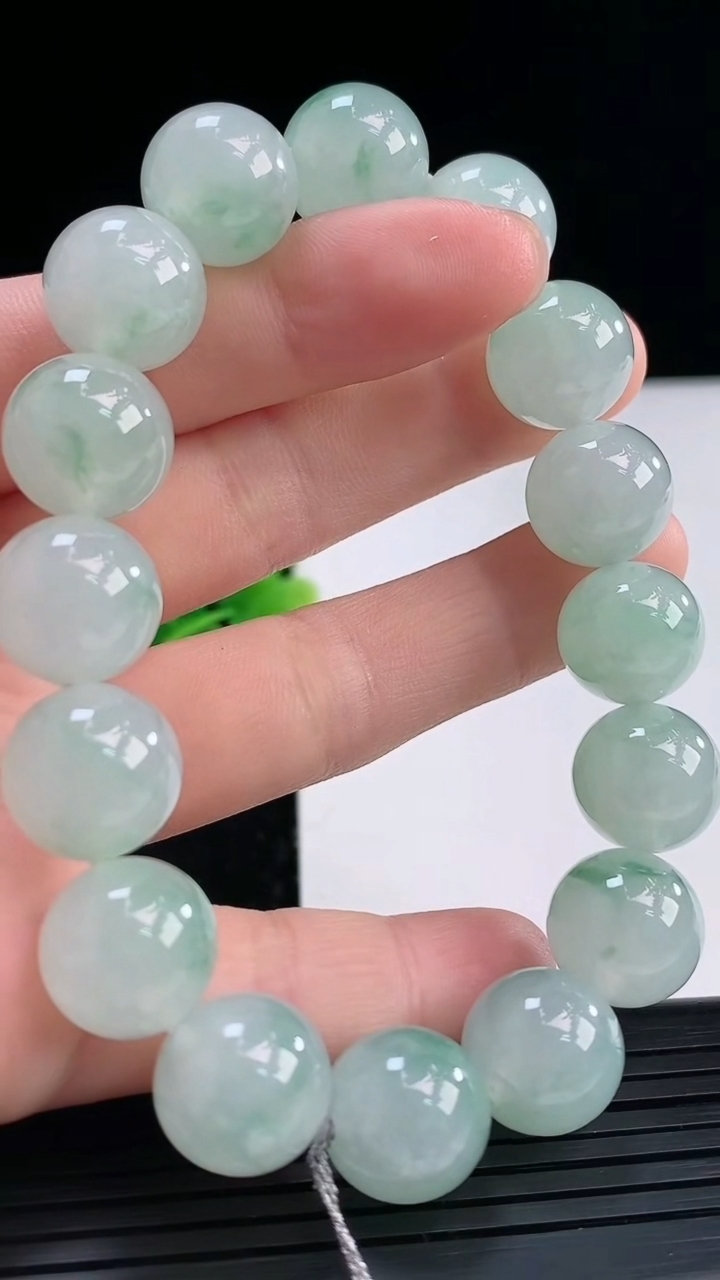 天然A货翡翠飘花圆珠手串尺寸12.6-16颗重量:53.98g3月31日
工厂直销收藏佳品,种好水足，色泽均匀，有种有色，上手高大气！