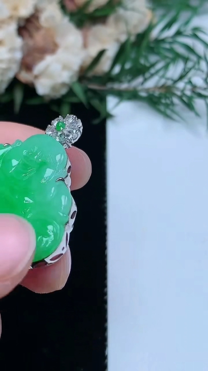 天然A货翡翠佛公吊坠，尺寸21.7-32-5.5，重量:5.88g
3月31日