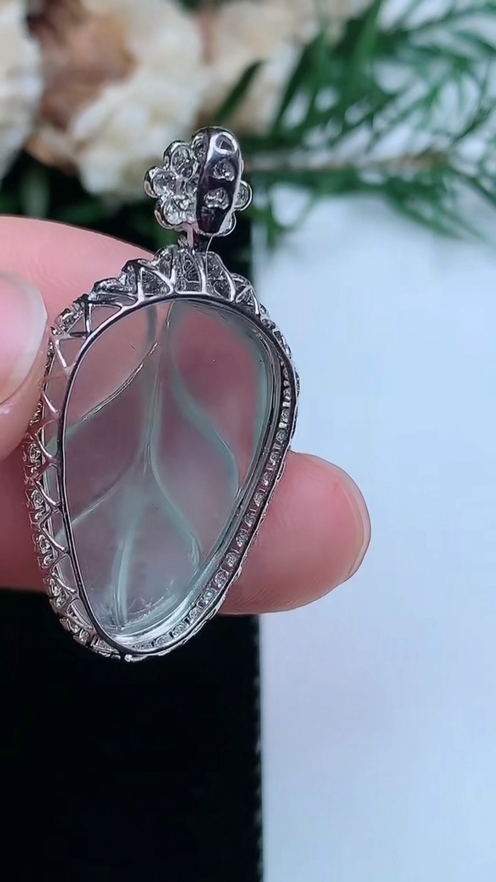 天然A货翡翠白冰金枝玉叶 叶子吊坠，尺寸33.6-17.6-7.4，裸石22.2-15.2，重量:3.74g
3月31日，重量:3.74g