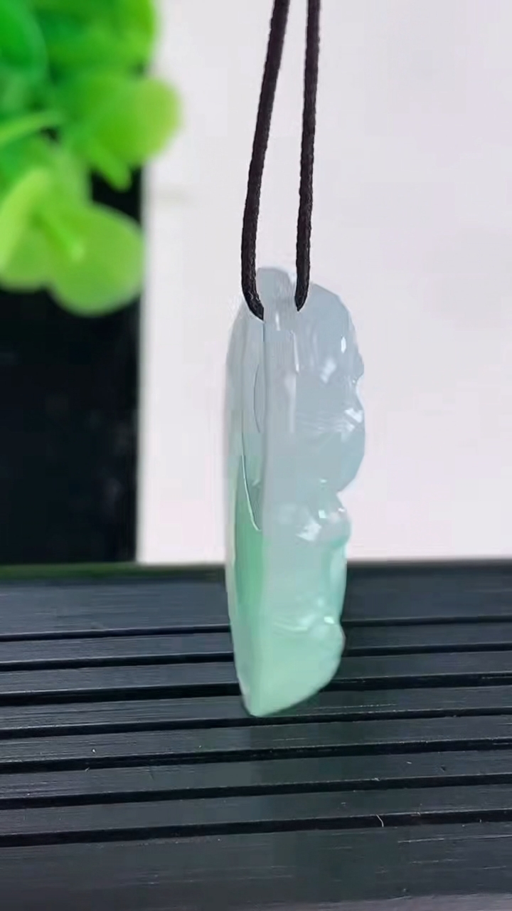 天然A货翡翠佛公吊坠尺寸24.6-31.2-6.5重量:7.56g
3月31日