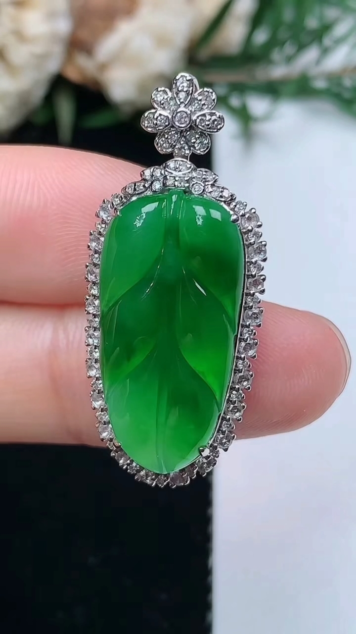 天然A货翡翠金枝玉叶 叶子吊坠，尺寸33.3-14.7-7.7，裸石22.6-11.3，重量:5.03g
3月31日，重量:5.03g