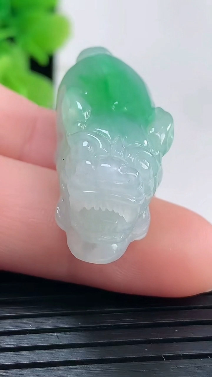 天然A货翡翠貔貅吊坠尺寸30.7-13.1-13.8重量:13.00g
3月31日