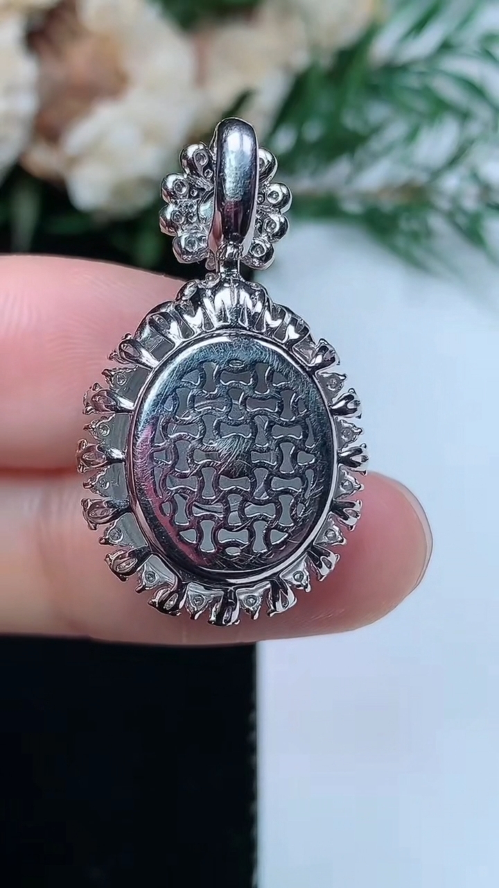 天然A货翡翠蛋面吊坠，尺寸30-17.6-12.5，裸石15.2-16，重量:6.25g
3月31日