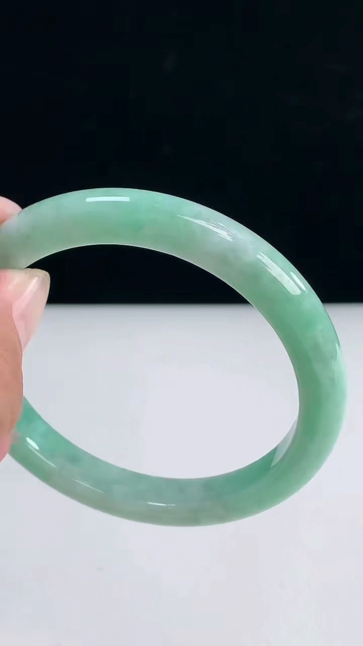 圈口55-56翡翠a货宽边手镯尺寸56-9-7.5重:60.31g 873月31日