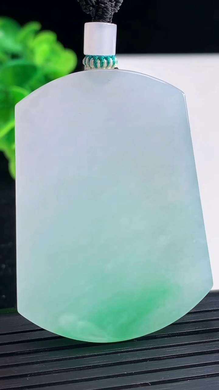 天然A货翡翠无事牌吊坠尺寸51.1-38-5.9重量:37.44g
3月31日