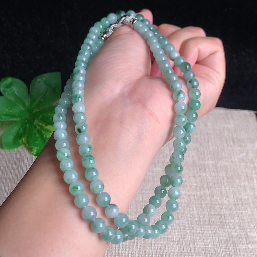 天然A货翡翠飘花圆珠项链毛衣链108颗 
尺寸5.8mm 重量42.93g 0329