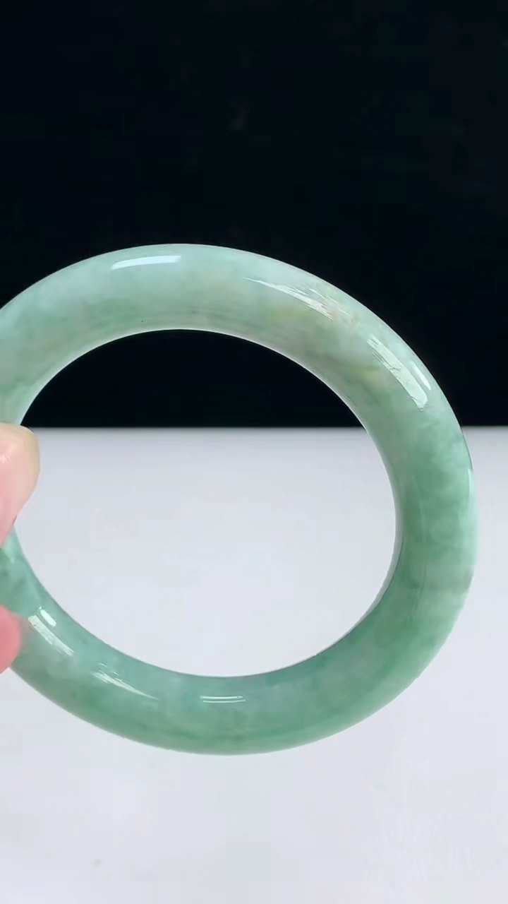 圈口56-57翡翠a货圆条手镯尺寸57-11.4重:74.64g 873月31日