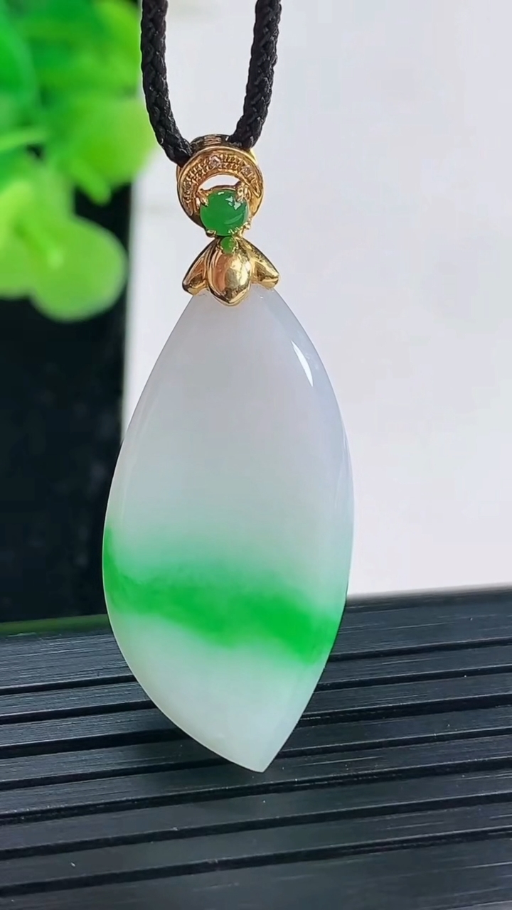 天然A货翡翠随形吊坠尺寸32.9-15.2-3.8重量:5.03g
3月31日