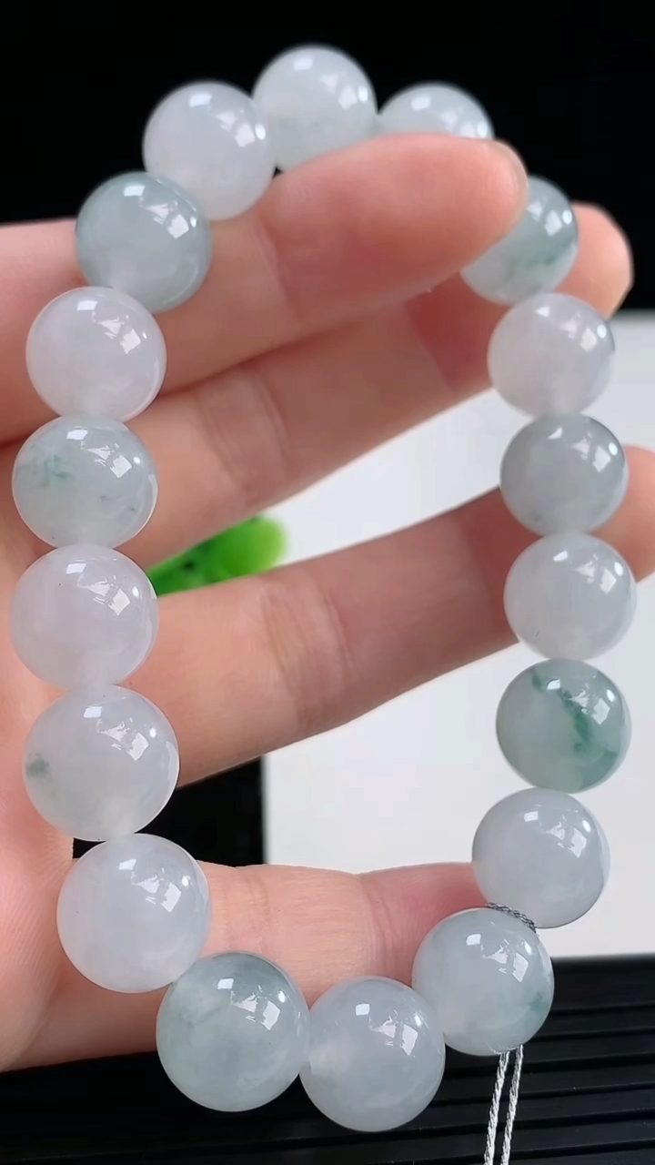 天然A货翡翠飘花圆珠手串尺寸10.5-18颗重量:37.05g3月31日
工厂直销收藏佳品,种好水足