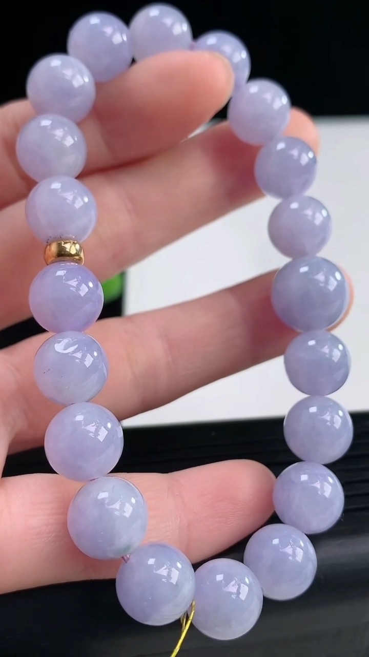 天然A货翡翠紫罗兰圆珠手串尺寸9.4-20颗重量:31.53g3月31日
工厂直销收藏佳品,种好水足，色泽均匀，有种有色，上手高大气！