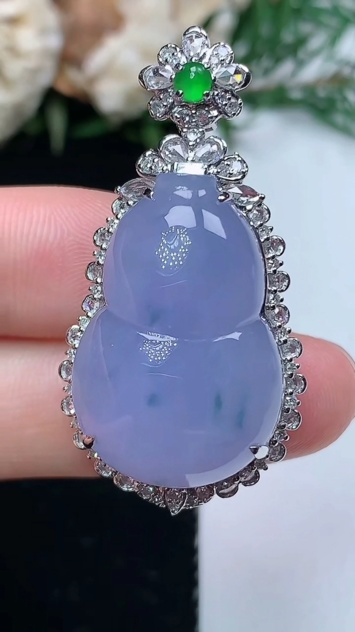 天然A货翡翠紫罗兰 飘花葫芦吊坠，尺寸39.7-20.5-12.8，裸石24.6-16.6，重量:9.40g
3月31日