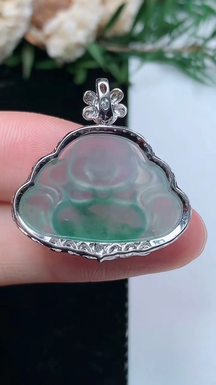 天然A货翡翠飘花佛公吊坠，尺寸26.4-25.8-6.8，裸石15.8-23.8，重量:3.39g
3月31日