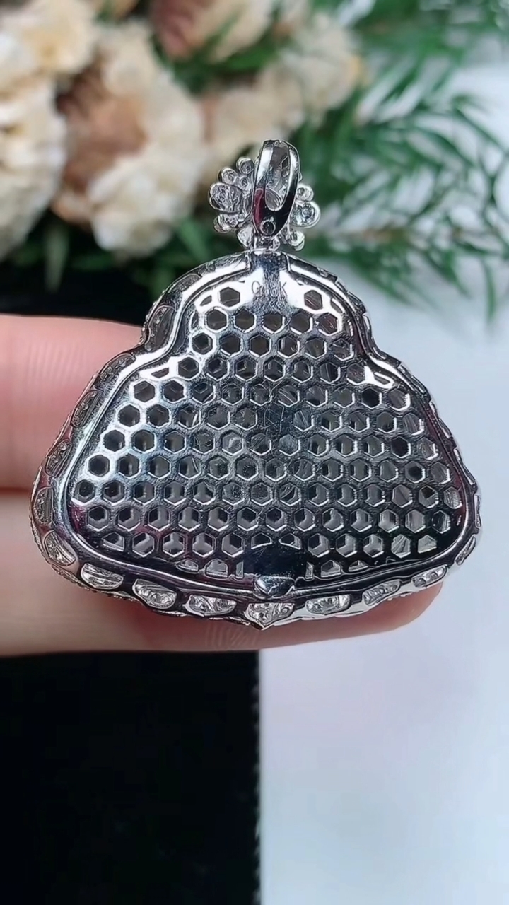 天然A货翡翠佛公吊坠，尺寸35.8-32.8-10.6，裸石21.5-30.4，重量:9.14g
3月31日