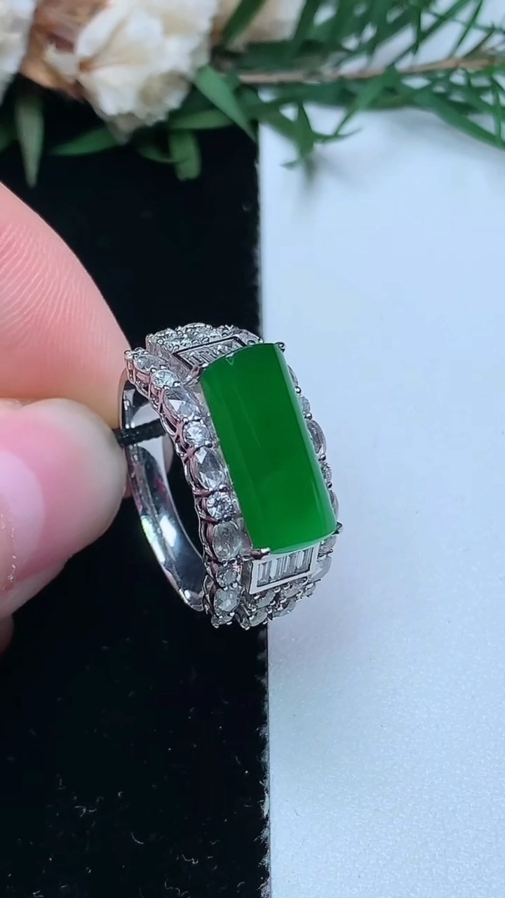 天然A货翡翠马鞍戒指，尺寸17.2-13.3-6.2，重量:5.56g2026年3月31日
工厂直销