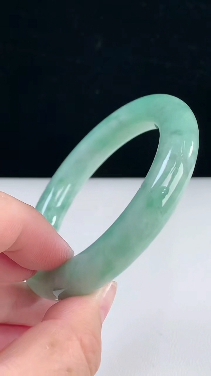 圈口56-57翡翠a货圆条手镯尺寸57-12重:77.16g 873月31日