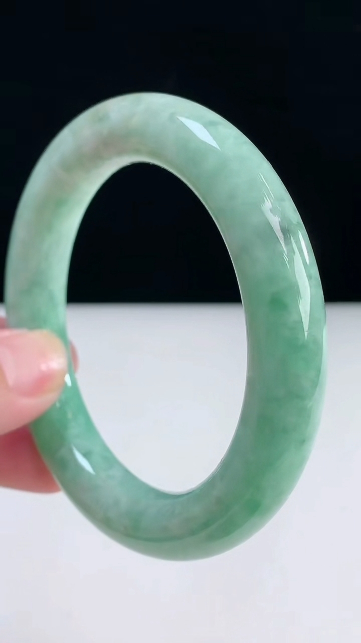 圈口56-57翡翠a货圆条手镯尺寸57-11.4重:74.64g 873月31日