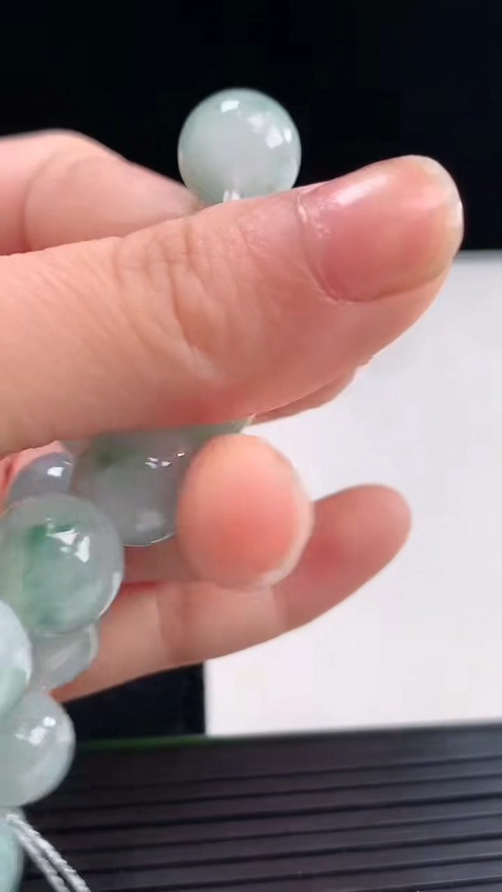 天然A货翡翠飘花圆珠手串尺寸11.5-17颗重量:45.22g3月31日
工厂直销收藏佳品,种好水足，色泽均匀，有种有色，上手高大气！