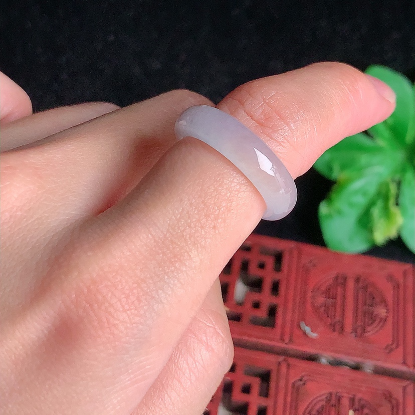 天然A货翡翠白月光素面戒指 
尺寸16.5-5.5-3.5mm 重量3.48g 0329