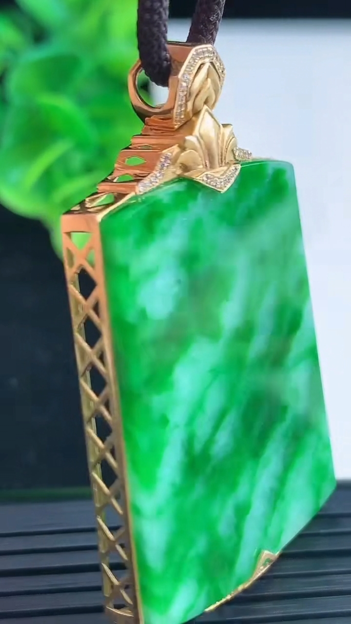 天然A货翡翠无事牌吊坠尺寸53-32.2-6.6重量:14.22g
3月31日