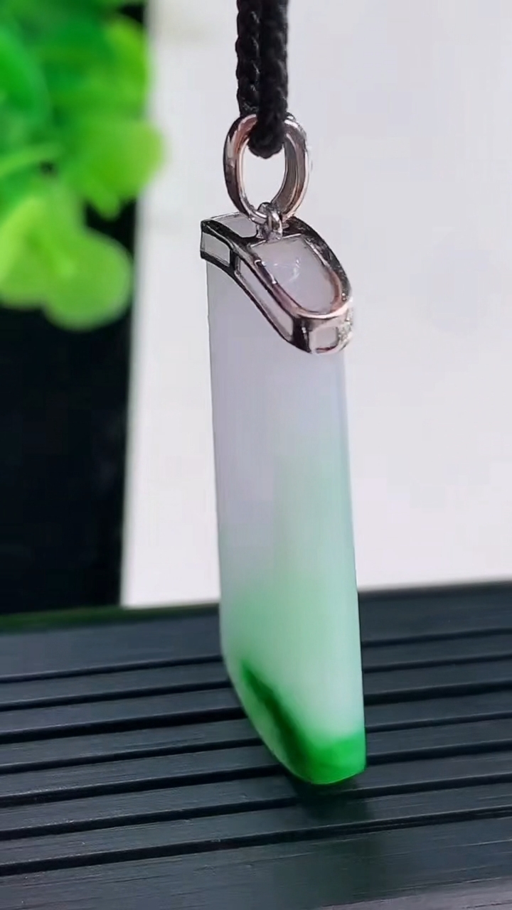 天然A货翡翠无事牌吊坠尺寸36-16.4-4.2重量:6.96g
3月31日
