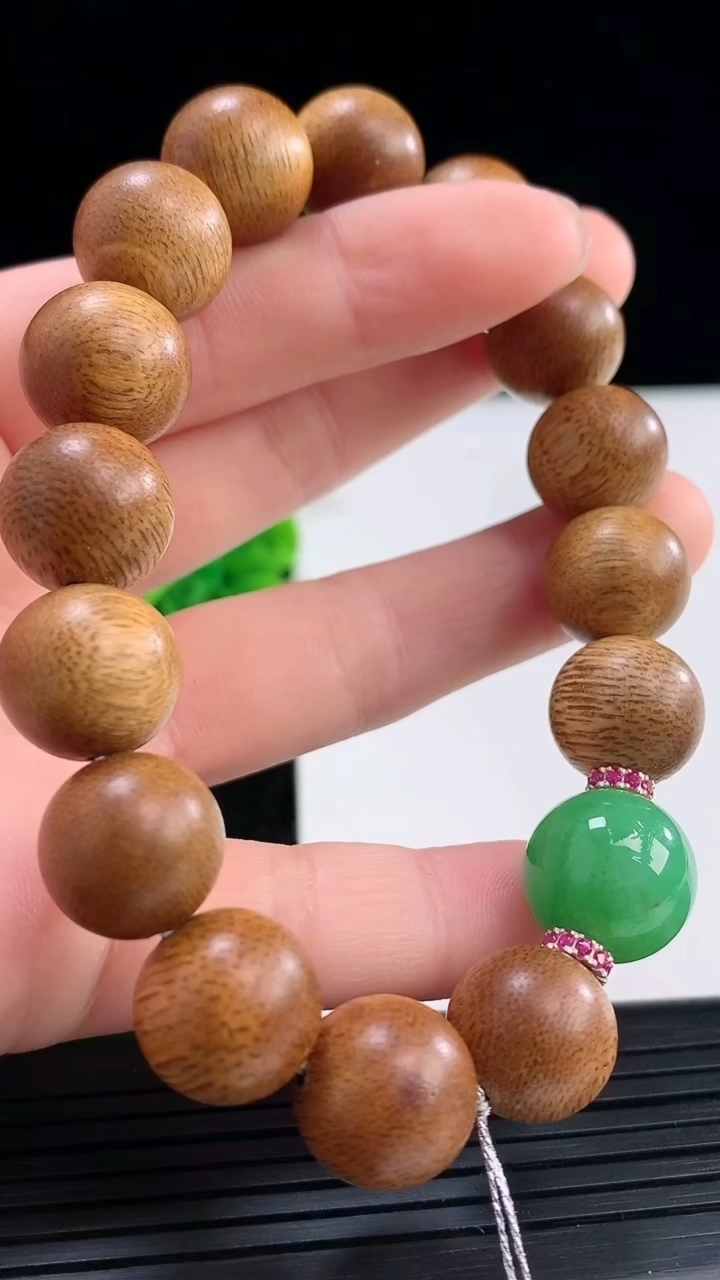 天然A货翡翠檀香圆珠手串尺寸13.4重量:11.73g3月31日
工厂直销收藏佳品,种好水足，色泽均匀，有种有色，上手高大气！