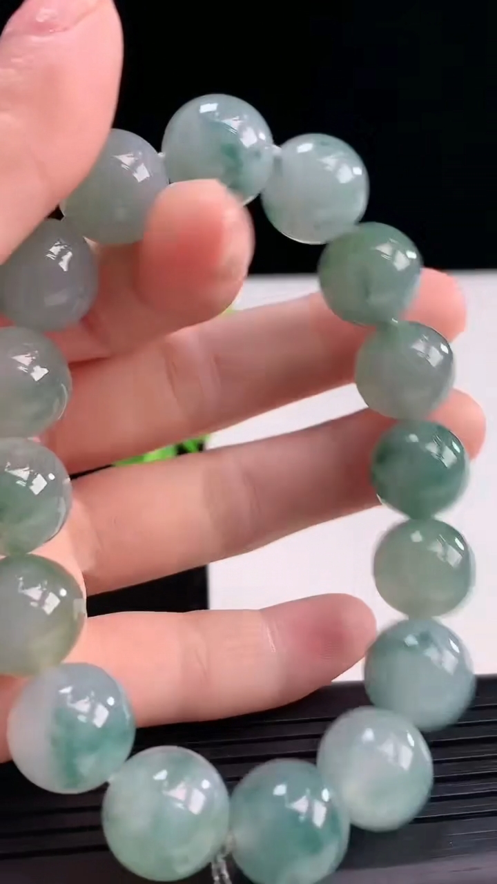 天然A货翡翠飘花圆珠手串尺寸12.8-16颗重量:56.73g3月31日
工厂直销收藏佳品,种好水足，色泽均匀，有种有色，上手高大气！