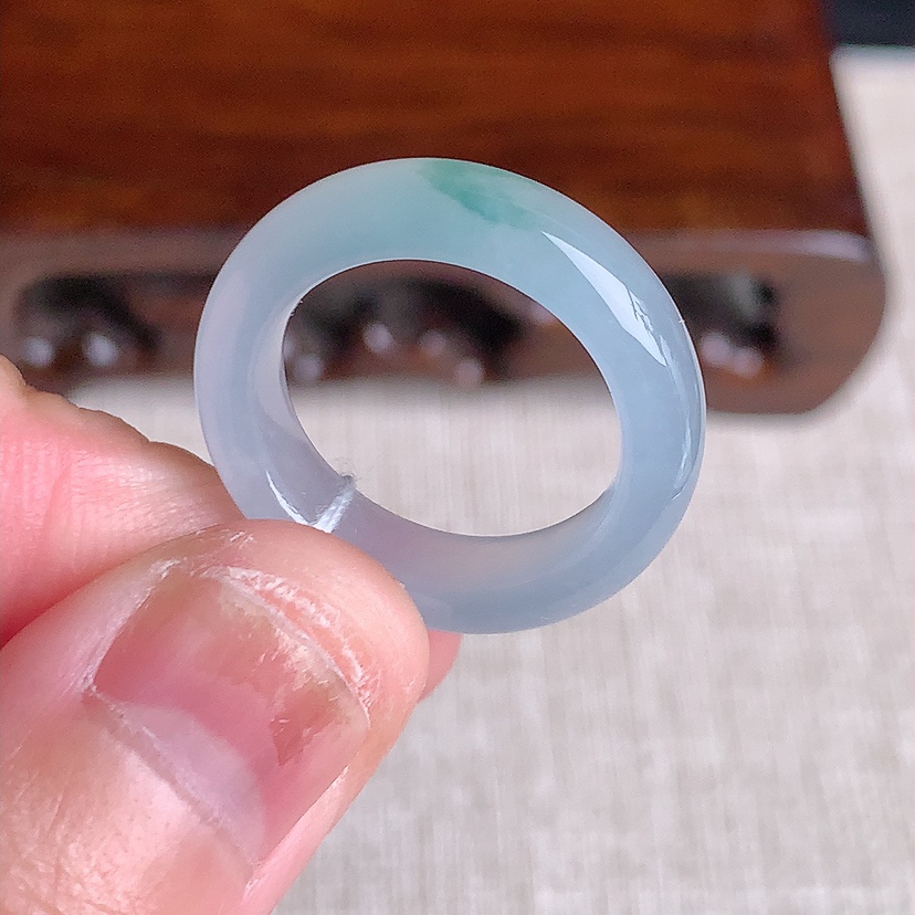 天然A货翡翠飘花素面戒指 
尺寸16.8-5.5-3.6mm 重量3.53g 0329