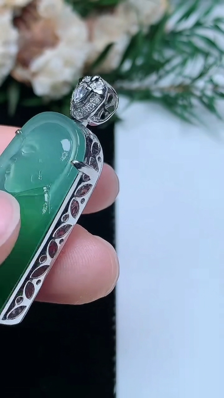 天然A货翡翠佛头吊坠，尺寸29.4-15.4-8.7，重量:8.77g
3月31日