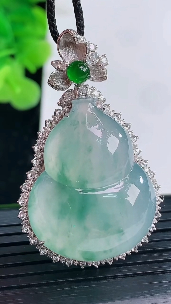 天然A货翡翠种飘花葫芦吊坠尺寸44.2-27.5-12.1裸石29.6-23.5重量:13.17g
3月31日