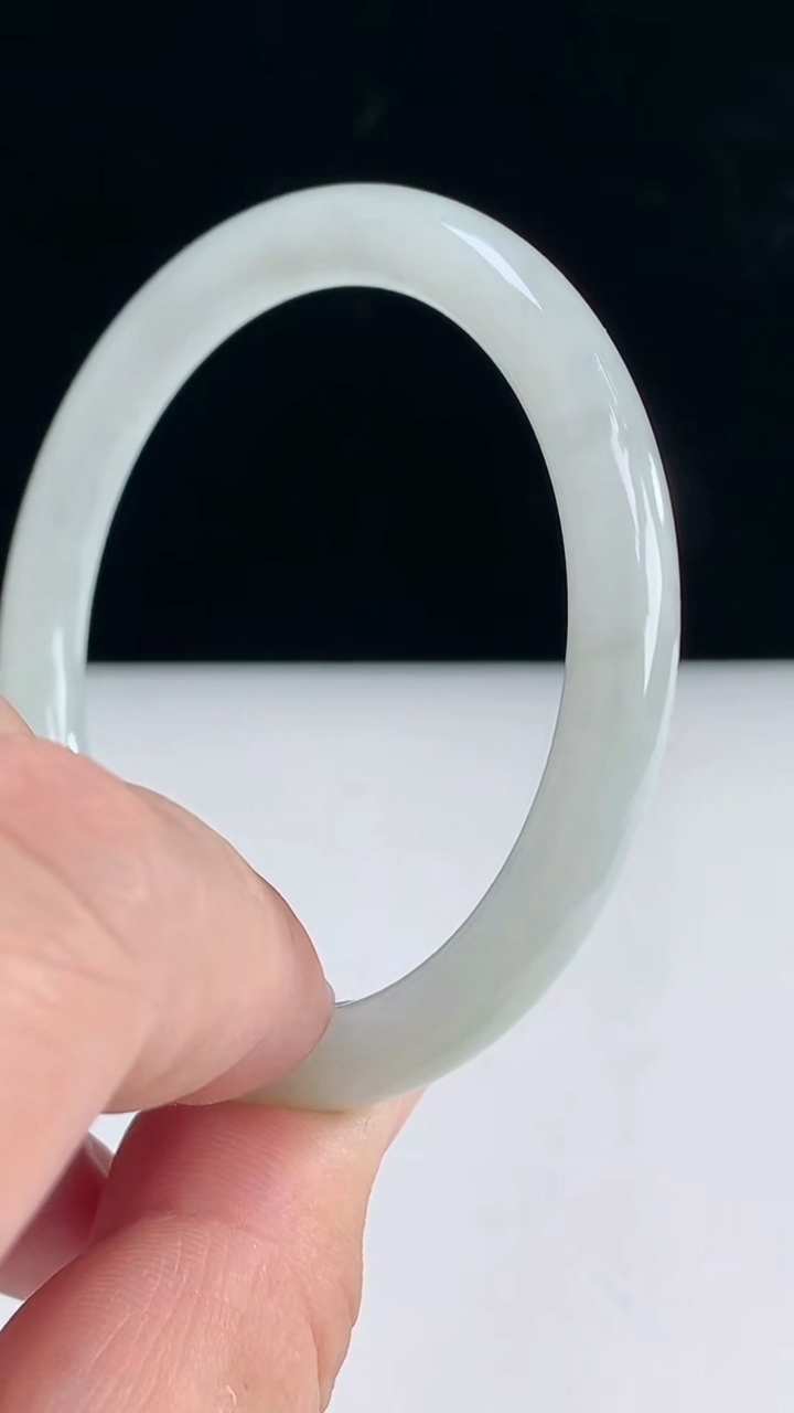 圈口51-52翡翠a货白月圆条手镯尺寸52-7.1-6.5重:22.78g 2363月31日